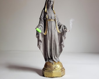 Pausa para fumar, estatua de la Virgen María con encendedor y porro fumando, estilo grunge alternativo 420, estatua de la Virgen María.