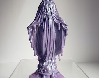 Estatua de María de la Virgen María en tonos pastel iridiscentes, goteando púrpura y derretida, arte pop grunge estilo Y2K, decoración con dopamina.