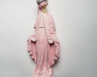 Pastel rosa, estatua de la Virgen María, glaseado falso, arte pop kawaii, linda decoración