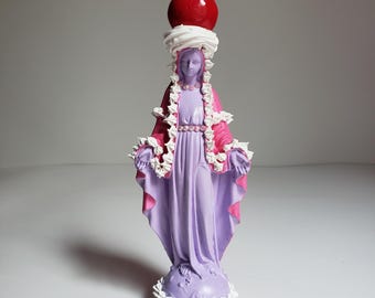 Pastel rosa y morado, estatua de la Virgen María, glaseado falso, arte pop kawaii, decoración linda, cutecore, kawaiicore, decoración de dopamina