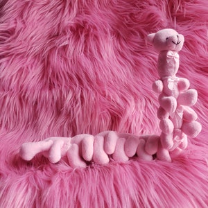 Långbjörn tusenfotingsnalle rosa läskigt söt kawaii mutantnalle plyschkonstleksak bild 1