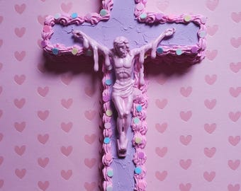 Pastel rosa y morado, crucifijo de DULCE JESÚS, cruz con Jesús para colgar en la pared, chispas, glaseado, dulces falsos, arte pop kawaii, linda decoración