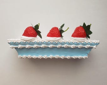 Estante de pared con glaseado falso para pastel, estante flotante, fresa azul, arte pop de pastel 3D, decoración kawaii de postres, decoración cutecore dopamina