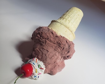 Helado realista caído, cono de helado, cereza, decoración de postre falso, bandeja de varios niveles, decoración de cono de chocolate con cereza encima, chispas de colores