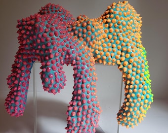 Escultura abstracta extraña, arte alienígena, púas coloridas y puntiagudas, textura extraña, weirdcore, decoración dopaminérgica, y2k, colorido, goteante, arte de estante puntiagudo