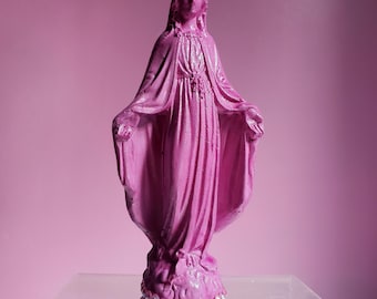Estatua de la Virgen María rosa con purpurina, adornada con brillantes diamantes de imitación. Estatua rosa de la Virgen María, tamaño pequeño, estilo coqueto y brillante.