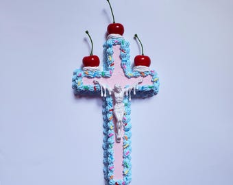 Pastel azul y rosa, crucifijo de SWEET JESUS con Jesús, adorno de pared, chispas de colores, glaseado, dulces falsos, arte pop, kawaii, decoración linda