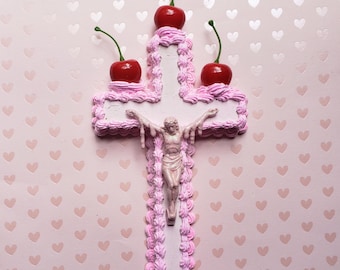 Pastel rosa DULCE JESÚS crucifijo cruz con Jesús colgante de pared chispas glaseado cereza encima dulces falsos arte pop kawaii linda decoración