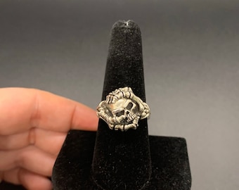 0 .925 sterling silver skeleton hands holding skull sized ring- size 9