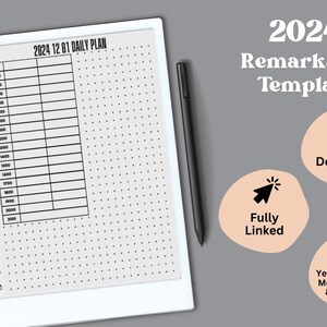 Può includere: Un planner digitale bianco con una griglia nera e il testo "2024 12 01 DAILY PLAN". Il planner è su una superficie grigia con uno stilo nero e un cerchio rosa con il testo "Fully Linked".