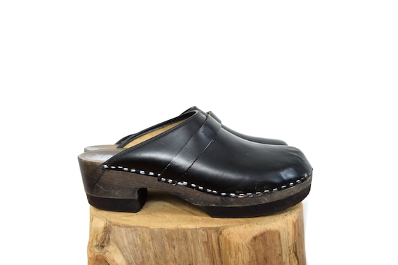vintage black leather clogs | size 10