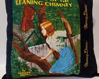 Nancy Drew Kissenbezug Der Hinweis auf den schiefen Kamin Geschenk für Geheimnis-Liebhaber dekoratives Kissen Wurfkissen