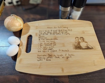 Schneidebrett mit handgeschriebenem Rezept und Bild