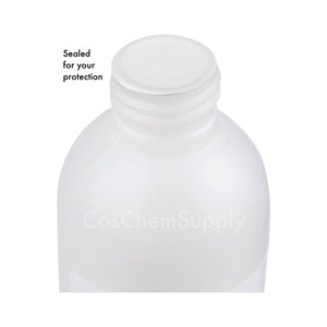 Puede incluir: Una botella de pl&aacute;stico blanca mate con una tapa de rosca blanca. La tapa est&aacute; sellada para protecci&oacute;n. La botella est&aacute; etiquetada con "CosChemSupply".