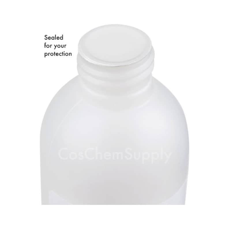 Puede incluir: Una botella de pl&aacute;stico blanca mate con una tapa de rosca blanca. La tapa est&aacute; sellada para protecci&oacute;n. La botella est&aacute; etiquetada con "CosChemSupply".