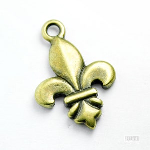 Fleur de Lis Charm, 25x17mm, Set of 2, with Brass Ox Finish, Made in USA, #TC135