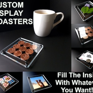 Puede incluir: Posavasos de exhibición de acrílico transparente con varios elementos en el interior, incluyendo monedas, naipes y sellos. Los posavasos son cuadrados con fijaciones de esquina negras. El texto dice "CUSTOM DISPLAY COASTERS" y "Fill The Inside With Whatever You Want!"