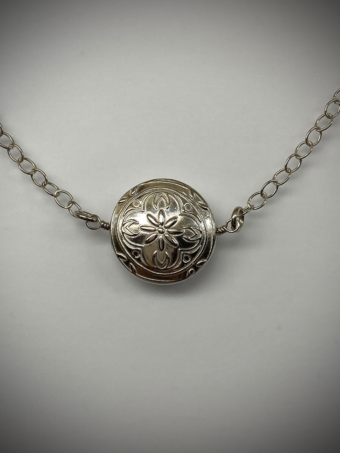 Fine silver pendant. Fine silver necklace. Patterned round Etsy.de