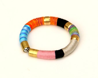 Mehrfarbiges Armband mit Messing