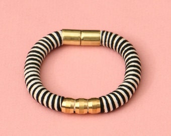 Schwarz Weißes Boho Armband mit Messing