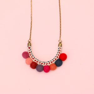 pompom and agate chamar\u00e9 necklace 92 cm long