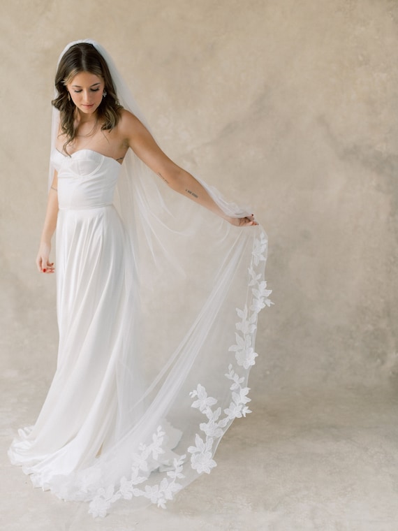 Romantic Floral Lace Appliqué Bridal Veil, Textured Bridal  display picture 2