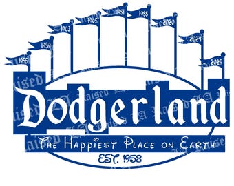 Könnte beinhalten: Ein blau-weißes Grafikdesign mit dem Wort "Dodgerland" in einer stilisierten Schriftart. Oberhalb des Wortes befinden sich mehrere Flaggenbanner mit aufgedruckten Jahreszahlen. Der Text "The Happiest Place on Earth" und "EST. 1958" sind ebenfalls enthalten.