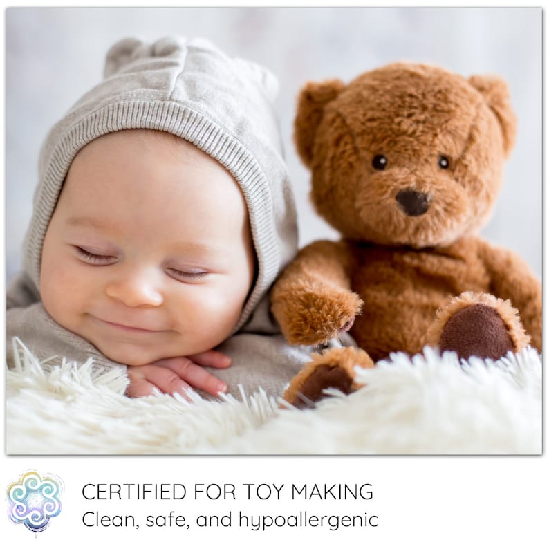 Peut inclure: Un b&eacute;b&eacute; portant un sweat &agrave; capuche gris dort paisiblement &agrave; c&ocirc;t&eacute; d'un ours en peluche brun. Le b&eacute;b&eacute; est allong&eacute; sur une couverture blanche et moelleuse.