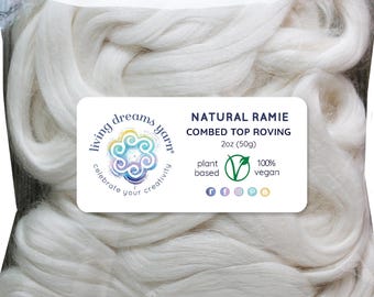 Könnte beinhalten: Ein Beutel mit weißem, natürlichem Ramie-Kammzug, 2 Unzen (50 Gramm), pflanzlich und 100 % vegan. Der Beutel hat ein Etikett mit der Aufschrift "living dreams yarn" und "celebrate your creativity".