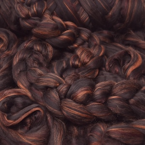 MERINO SILK LUXE Designermischung Ton in Ton. Superfeines Merino, Maulbeerseide, Tussah Seide. Top Kammzug zum Spinnen oder Filzen. Kastanien Samt