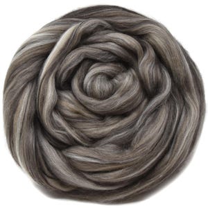 100% superfeine Merinofaser: weicher Kammzug zum Spinnen, Filzen, Weben, Textilkunst. Winner&#39;s Circle - Zobel