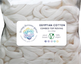 Könnte beinhalten: Ein Beutel mit weißer ägyptischer Baumwolle, gekämmt, 2 Unzen (50 Gramm), mit der Aufschrift "living dreams yarn" und "pflanzenbasiert, 100 % vegan".