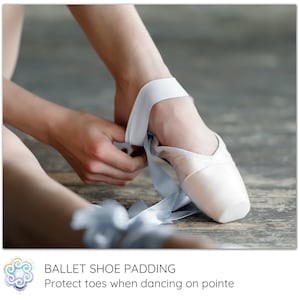 Peut inclure: Gros plan sur le pied d'une danseuse portant une chaussure de ballet blanche avec un ruban bleu clair. La danseuse attache le ruban autour de sa cheville. Le texte "Ballet Shoe Padding" et "Protect toes when dancing on pointe" est visible sous l'image.