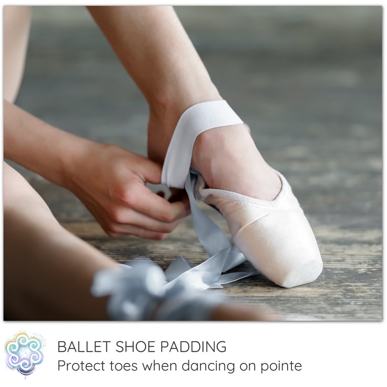 Peut inclure: Gros plan sur le pied d'une danseuse portant une chaussure de ballet blanche avec un ruban bleu clair. La danseuse attache le ruban autour de sa cheville. Le texte "Ballet Shoe Padding" et "Protect toes when dancing on pointe" est visible sous l'image.