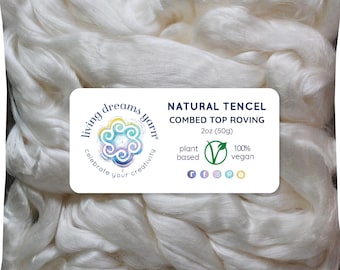 Könnte beinhalten: Weißer natürlicher Tencel-Kammzug in einem durchsichtigen Plastikbeutel. Das Etikett lautet "Living Dreams Yarn" mit einem Blumenlogo und "Natural Tencel Combed Top Roving 2oz (50g) Pflanzenbasiert 100% Vegan".