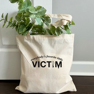 Everybody&#39;s Favorite Little Victim Tote Bag | Classic 90s Horror Movie Final Girl Reusable Bag, Spooky Season Pop Culture/Halloween Gift