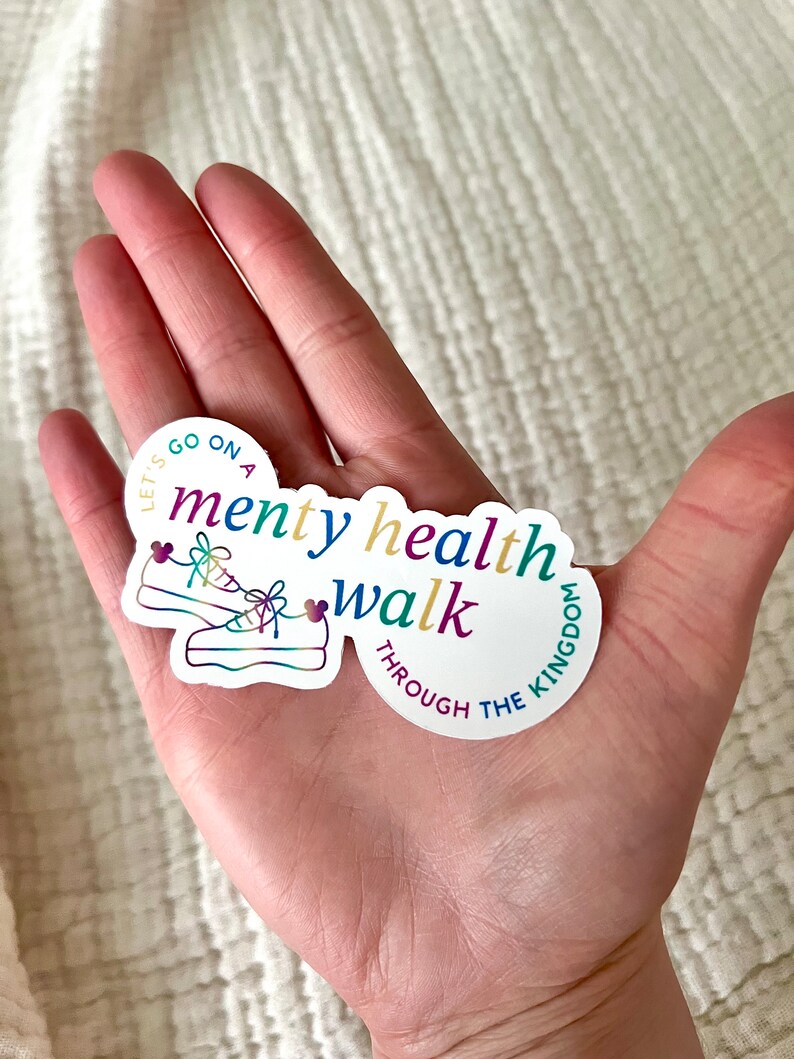 以下が含まれることがあります： 「Let's go on a mental health walk through the kingdom」というテキストと、靴ひもにハートが付いたスニーカーのペアが描かれたカラフルなステッカーです。