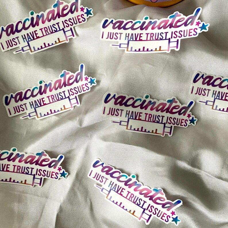 K&ouml;nnte beinhalten: Sechs bunte Aufkleber mit dem Text "geimpft Ich habe einfach Vertrauensprobleme" und einer Spritzengrafik. Die Aufkleber haben eine holografische Oberfl&auml;che.