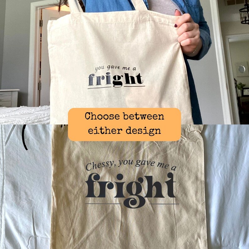 Op de afbeelding: Twee tote bags met de tekst "you gave me a fright" erop gedrukt. E&eacute;n tas is wit en de andere is beige. De tekst is zwart en heeft een vet, speels lettertype.
