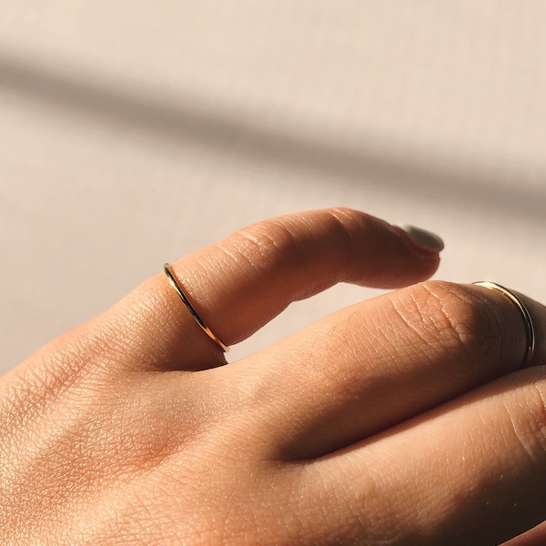 Dünner Gold-Pinky-Ring, 14k Gold gefüllter Ring, Bandring, wasserdichter Ring, Gold-Stapelring, minimaler Pinky-Ring, Gold gefüllter Pinky-Ring