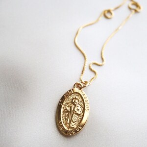 K&ouml;nnte beinhalten: Goldkette mit einem ovalen Anh&auml;nger aus Gold, der ein religi&ouml;ses Bild des Heiligen Judas Thadd&auml;us zeigt. Der Anh&auml;nger tr&auml;gt die Inschriften "Heiliger Judas Thadd&auml;us" und "Bitte f&uuml;r uns".