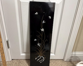 Painel de parede chinês em laca preta com incrustações de latão e madrepérola, 66 cm x 20 cm.