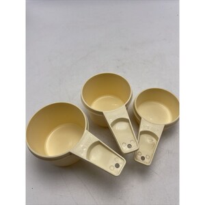 Tupperware Measuring Cups Set of 3 Almond Lot Plastic Stacking Nesting Vintage