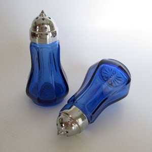 blue glass salt and pepper shakers imperial glass old williamsburg deep blue ultra shakers Excellent Condition gorgeous color