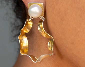 Large statement earrings in 18 K gold, sterling silver, and white freshwater pearl