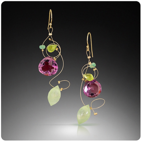 Orecchini multi-gemma riempiti in oro 14K con quarzo viola, prehnite verde, peridoto, tormalina