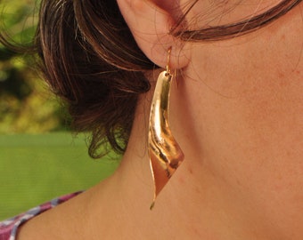 Pendientes colgantes de bronce forjado a mano: diseño anticlástico, rellenos de oro