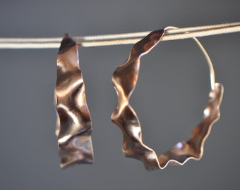 Pendientes de aro grandes de bronce con gancho para la oreja chapado en oro de 14 quilates