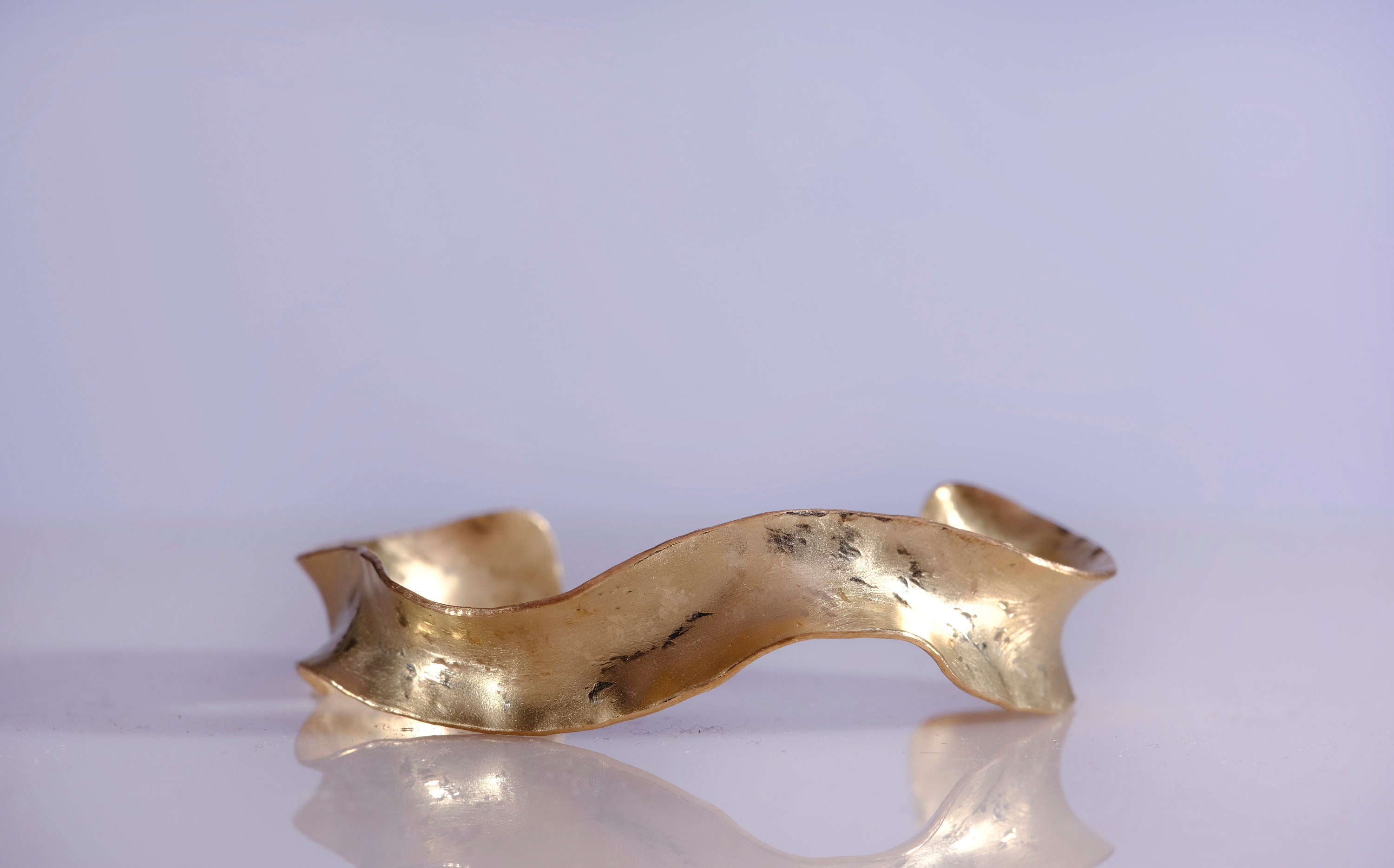 "Armband ""Wave Cuff"" aus 14K Gold gefüllt, handgeschmiedet."