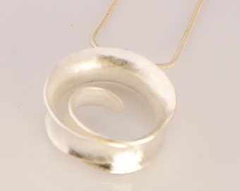 Colgante pequeño de plata de ley con forma de ola del océano